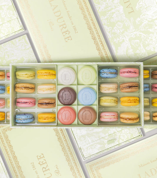 LADURÉE Schubladenschachtel mit 32 Macarons und 18 Eugénie