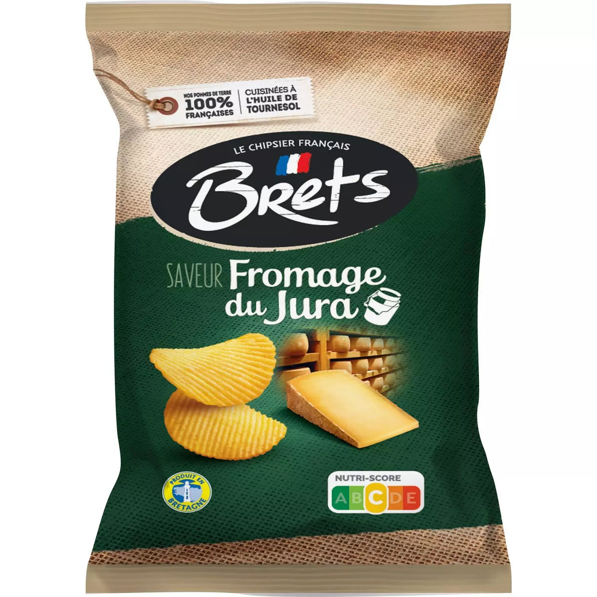 Un paquete de patatas fritas onduladas BRETS sabor queso de Jura. La bolsa es predominantemente verde y marrón con imágenes de las patatas y trozos de queso de Jura en el frontal.