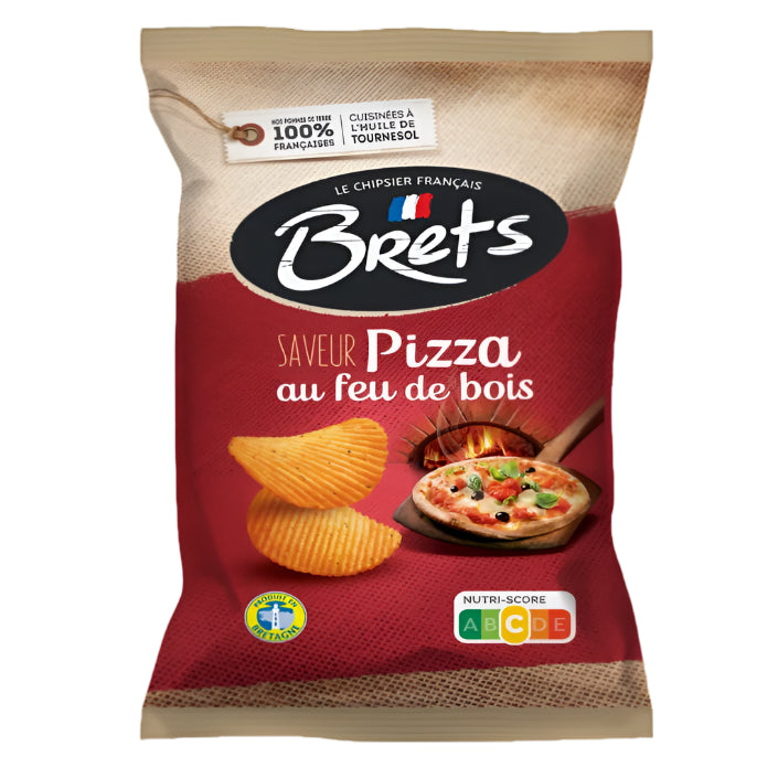 Tüten mit Brets Pizza-Chips auf weißem Hintergrund